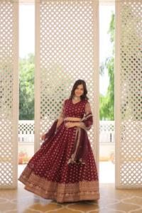 Dyable Viscose Jacquard lehenga Choli avec broderie Séquence Travail Pakistanais Lehenga Choli au prix de gros - Product Image 3