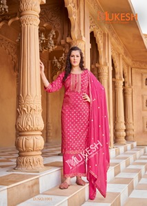 Belle tenue de soirée de créateur Attrayant Pure Viscose Simmer Roman avec broderie et imprimé or Kurti Pant et Dupatta - Product Image 2