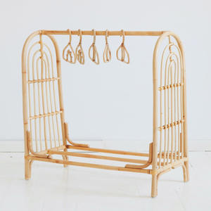 Porte-vêtements en rotin pour enfants arc-en-ciel, support de qualité supérieure, supports de suspension pour vêtements d'enfants fabriqués au Vietnam - Product Image 1
