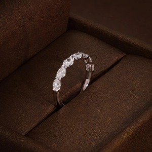 แหวนทอง 18K ประดับเพชรแล็บโกรนทรงรี 1.05 กะรัต แบบครึ่งวง สำหรับงานแต่งงาน งานหมั้น หรืองานเลี้ยง - Product Image 1