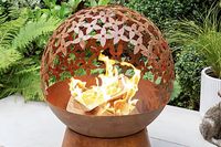 Brasero en fer haut de gamme pour patios avec une texture rustique antique et des performances fiables pour un chauffage extérieur sûr