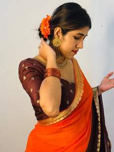 ชุดส่าหรีดีไซน์เนอร์สำหรับผู้หญิงอินเดีย ผ้าจอร์เจตต์ลายแฟนซีสองสีแบบเทียม สำหรับงานแต่งงาน พร้อมเสื้อคลุมผ้าวิสโคสตัดสี มีสินค้าในสต็อก - Product Image 3