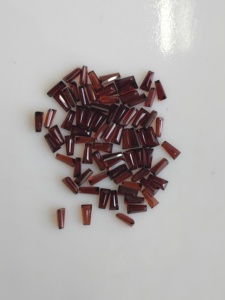 พลอยโกเมนสีแดงทรงบาแกตต์ขนาด 1.5x2.5x5 มม. ตัดแบบเรียวแหลม แบรนด์เรดเมาน์เท่น สำหรับทำเครื่องประดับ - Product Image 2