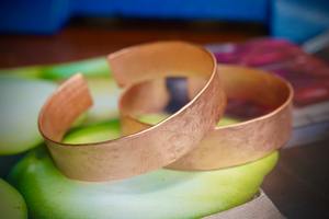 Bracelet en cuivre martelé, manchette tressée ouverte, élégant, fait main, personnalisable, cadeau de Noël et d'Halloween - Product Image 5