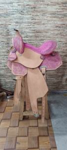 Selle de cheval de course et d'équitation anglaise en cuir de qualité supérieure, faite à la main, design, durable, confortable, avec arceau en bois et fibre de verre, vente en gros - Product Image 1