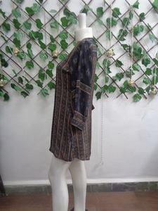 Tunique imprimée numérique de qualité supérieure Kurti avec des motifs artistiques uniques conçus pour les femmes modernes disponibles au prix de gros - Product Image 3