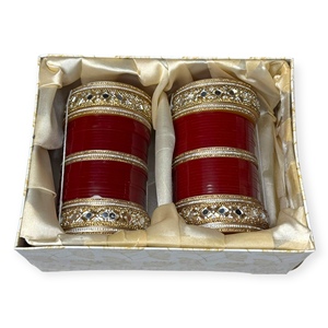 Conjunto de Brazaletes Rojos para Novia con Perlas y Baño de Oro, Brazaletes Modernos para Boda, Joyería de Imitación Premium a Precio de Mayoreo - Product Image 1