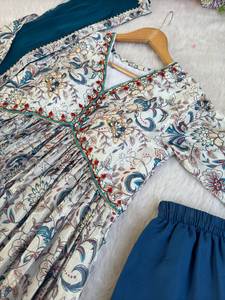 Belle broderie à col en V entièrement faite à la main tissu de soie Chinon doux magnifique Collection Kurti avec ensemble Dupatta à bas taux - Product Image 3