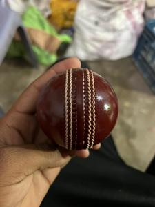 Ballon de cricket en cuir rouge avec logo personnalisé, cousu à la main, balle d'entraînement dure - Product Image 3