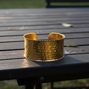 Brazalete de Metal Martillado Hecho a Mano, Estilo Vintage, Tono Dorado, Brazalete Abierto Ancho para Mujer - Product Image 2