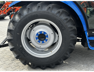 Tractor compacto SOLIS 26 HST de 26 HP con cortadora de césped de montaje medio, transmisión hidrostática 4x4, tractor diésel para césped y jardín. - Product Image 5