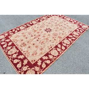 พรมตุรกีวินเทจขนาดใหญ่ 5.6 x 9.1 ฟุต สีเบจคลาสสิก แต่งลายปะติดสีแดง ทำจากวัสดุขนสัตว์เป็นมิตรกับสิ่งแวดล้อม หนา 10 มม. พร้อมยางลาเท็กซ์ เหมาะสำหรับห้องโถงหรือห้องต่างๆ - Product Image 2