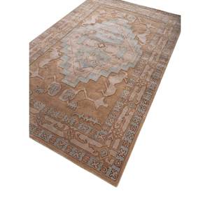 พรมไหมพรมวิสโคส Mythos ทอมือ สีเบจ-น้ำตาล ขนนุ่ม สำหรับห้องนั่งเล่น ลายเหรียญตรา รูปทรงสี่เหลี่ยมผืนผ้า รุ่น Tnq-1540 - Product Image 2