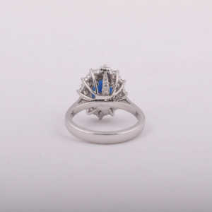 Anillo de compromiso de halo de corte ovalado de estilo clásico con diamante natural y piedra central de diamante de laboratorio azul oscuro joyería de moda de lujo - Product Image 5