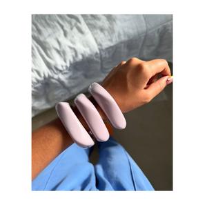 Bracelets tendance faits main en résine imperméable avec logo personnalisé pour femmes - Bijoux élégants pour cadeau d'affaires, idéaux pour l'affichage en boutique en ligne - Product Image 1