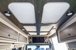 Mercedes-Benz Sprinter 3500XD 2023, Certificado, Limpio y Poco Usado, Midwest Automotive Design Luxe Cruiser, Tracción en las Cuatro Ruedas, Diésel, Volante a la Izquierda - Product Image 4