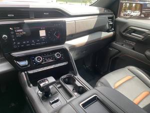 SUV d'occasion 2023 à prix abordable, transmission intégrale, sièges en cuir, intérieur sombre, toit ouvrant panoramique, transmission automatique - Product Image 6