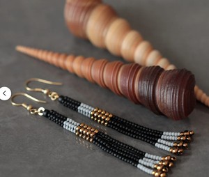 Boucles d'oreilles à pampilles perlées de qualité supérieure, perles Toho, noir, gris - Product Image 2