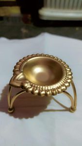 Diya de latón de diseñador con tallado intrincado para la decoración de Diwali Home Temple Puja Aarti e iluminación auspiciosa - Product Image 2