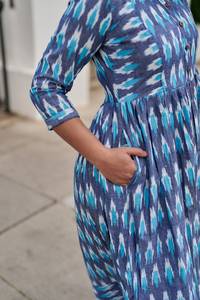 Robe Varuni Bohème en Coton Pur Tissé à la Main Ikat Bleue Casual Occasionnelle Mode Éthique - Product Image 5