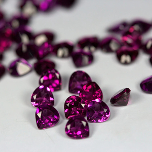 Pierre précieuse en forme de cœur à facettes en rhodolite naturelle - Product Image 1