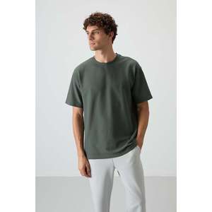 เสื้อยืดผู้ชายทรงโอเวอร์ไซส์ ผ้าคอตตอน 100% รุ่น 88379 สีกากี ลายวาฟเฟิล อินเตอร์ล็อค เนื้อผ้ามีเท็กซ์เจอร์ - Product Image 3