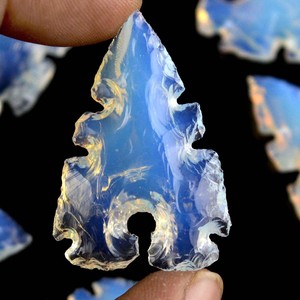 Punta de flecha de ópalo blanco Punta de flecha de cristal tallada Piedra preciosa natural Cristal curativo Color blanco Pájaro Flecha de pedernal Lote hecho a mano - Product Image 1