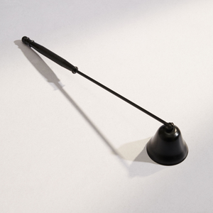 El apagador de velas en forma de cono con mango de acento floral es un complemento de mesa ideal para su colección de accesorios de velas en 2025 - Product Image 3