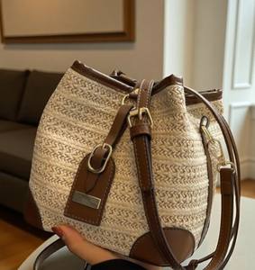 Sac bandoulière en paille tressée, sac seau d'été avec accents en cuir PU - Product Image 4