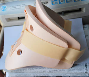 Penyangga Leher Kerah Keras Berkualitas Premium untuk Medis - Product Image 3