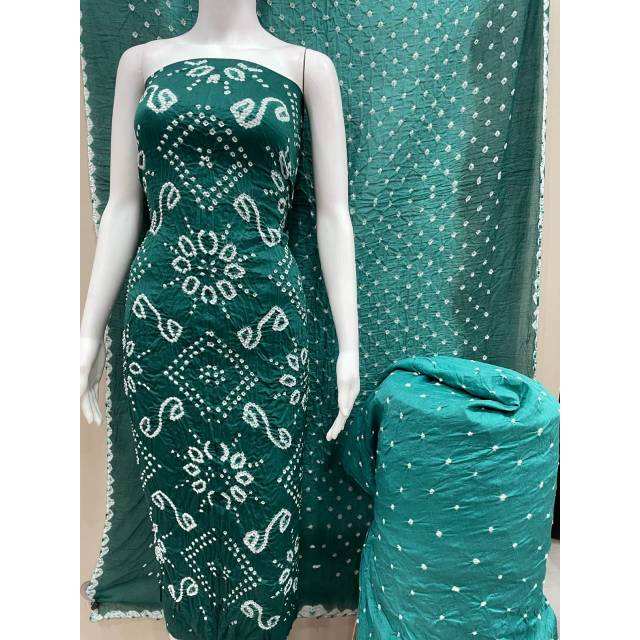 มีสีเขียวขุ่น