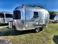 Fournisseur de caravanes d'occasion 2024 Airstream Bambi 16 RB à vendre pour le camping et les voyages