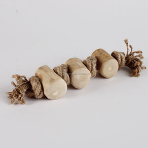 Jouet à mâcher en bois de café à trois branches avec corde en chanvre favorise des habitudes de mâchage saines, une durée de jeu prolongée et une réduction du stress - Product Image 3