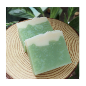 Savon tropical à la noix de coco avec une mousse riche et crémeuse qui nourrit, hydrate et revitalise la peau, apportant une douceur. - Product Image 1