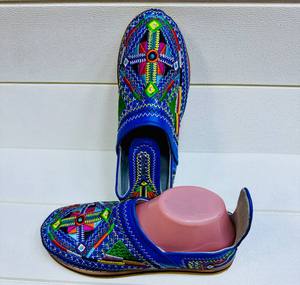 Sandalias de cuero genuino bordadas a mano, punta redonda roja, estilo étnico, con suela de goma con patrón geométrico. - Product Image 2