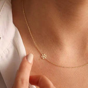 สร้อยคอจี้เกล็ดหิมะสีทองสไตล์มินิมอล มีจำหน่ายในราคาขายส่ง - Product Image 1