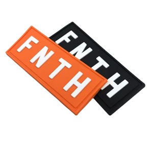 Parches de Goma de PVC al por Mayor, Etiqueta en Relieve 3D Ecológica, Logotipo Personalizado, Impermeable, Insignia Suave, Duradera, Lavable, Corazón, Alfabeto - Product Image 1