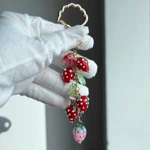 Porte-clés fraise perlé fait à la main: breloque sac perle en résine - Product Image 2