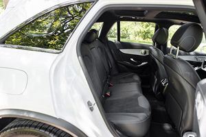 รถยนต์เมอร์เซเดส-เบนซ์ จีแอลซี 63 เอเอ็มจี ปี 2020 รถเอสยูวี เครื่องยนต์ 6 สูบ ทวินเทอร์โบ 8 ลิตร เบนซิน/แก๊ส ภายในหุ้มหนังสีอ่อน เกียร์อัตโนมัติ ขับเคลื่อนสี่ล้อ ระบบควบคุมความเร็วอัตโนมัติแบบแปรผัน ล้อแม็กซ์ขนาด 20 นิ้ว - Product Image 3