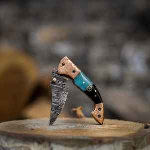 Cuchillo Plegable de Acero de Damasco Hecho a Mano, Hermoso y Personalizado, de Grado Industrial, para Campismo al Aire Libre, con Funda Personalizada - Product Image 3