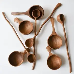 Dibuat dari kayu kelapa puragtered set kami menampilkan satu sendok dan satu pameran garpu