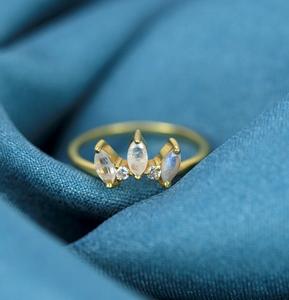 แหวนดีไซน์มินิมอลสไตล์วินเทจ ชุบทอง 18K เงินแท้ 925 ประดับมูนสโตนธรรมชาติทรงมาร์ควิส ตัวเรือนแบบ Bezel Setting - Product Image 6