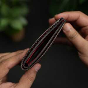 กระเป๋าสตางค์หนังแท้พับได้แบบคลาสสิค รุ่น NO.81 งานแฮนด์เมด รับประกัน 5 ปี สำหรับผู้ชาย หนังฟอกฝาดแบบวีแกน สีดำ แต่งสีแดง ป้องกันการโจรกรรม - Product Image 1