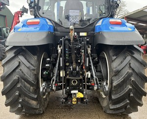 Tractor New Holland de alta calidad, 100HP, 4WD, con motor y bomba, a bajo precio disponible para la venta. - Product Image 4