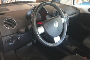 Volkswagen New Beetle Convertible 2010 USADO, Volante a la Izquierda/Derecha - Product Image 2