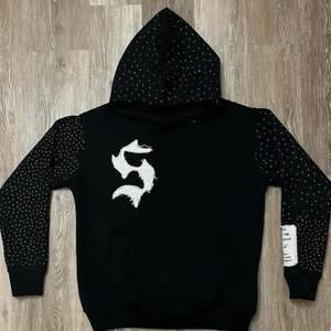 Sudadera con capucha negra de diamantes de imitación con diseño inspirado en la Hermandad griega, Mangas de lunares y estampado 'Storms Never Last' para mujer - Product Image 3