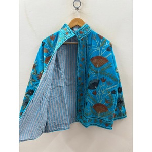Veste en velours Gulbadan Aegean brodée à la main, réversible, motif floral Suzani, bleu océan, saison automne/printemps, rembourrage en coton, logo en fourrure - Product Image 1