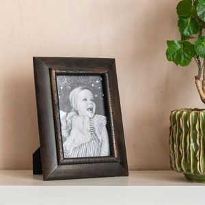 Marco de fotos tradicional de madera que enriquece los interiores culturales con proporciones clásicas y una presencia visual cálida. - Product Image 1