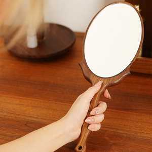Elegante espejo de mano de madera hecho a mano de madera natural, que ofrece un acabado suave y un aspecto elegante para el uso diario. - Product Image 4