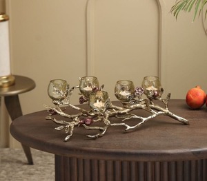 L'incroyable bougeoir doré moderne avec verre ajoute une touche accueillante, chaleureuse, confortable et élégante aux espaces de vie - Product Image 1